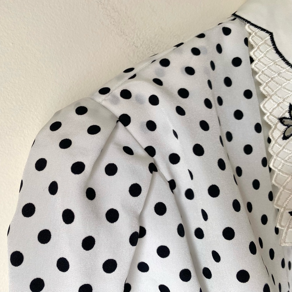 Vintage black and white polka dot print puff shoulder blouse - Picture 11 of 16
